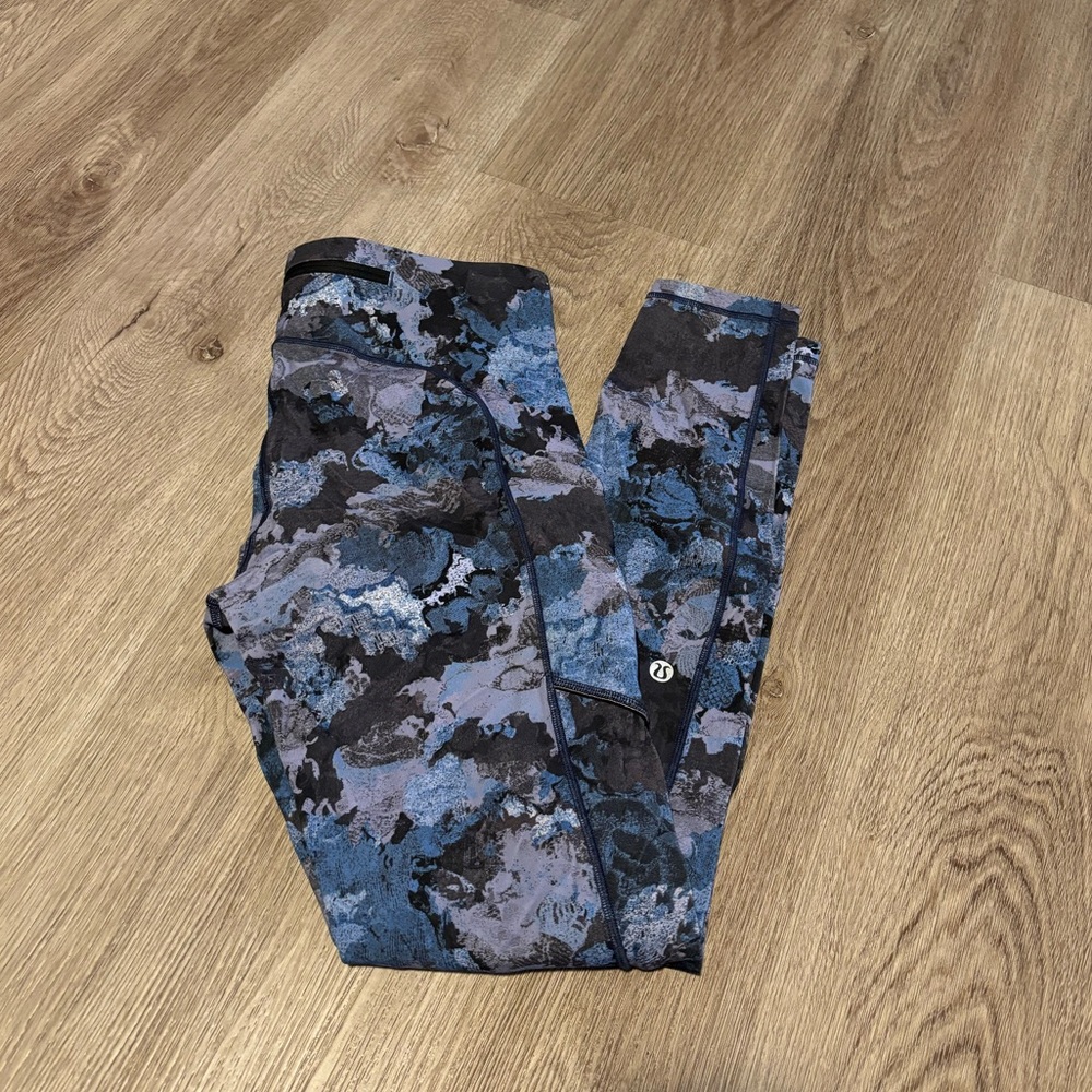 LULULEMON Speed Up Tight *Full-On Luxtreme 28"
Screen Camo Multi Size 6 - Picture 8 of 12